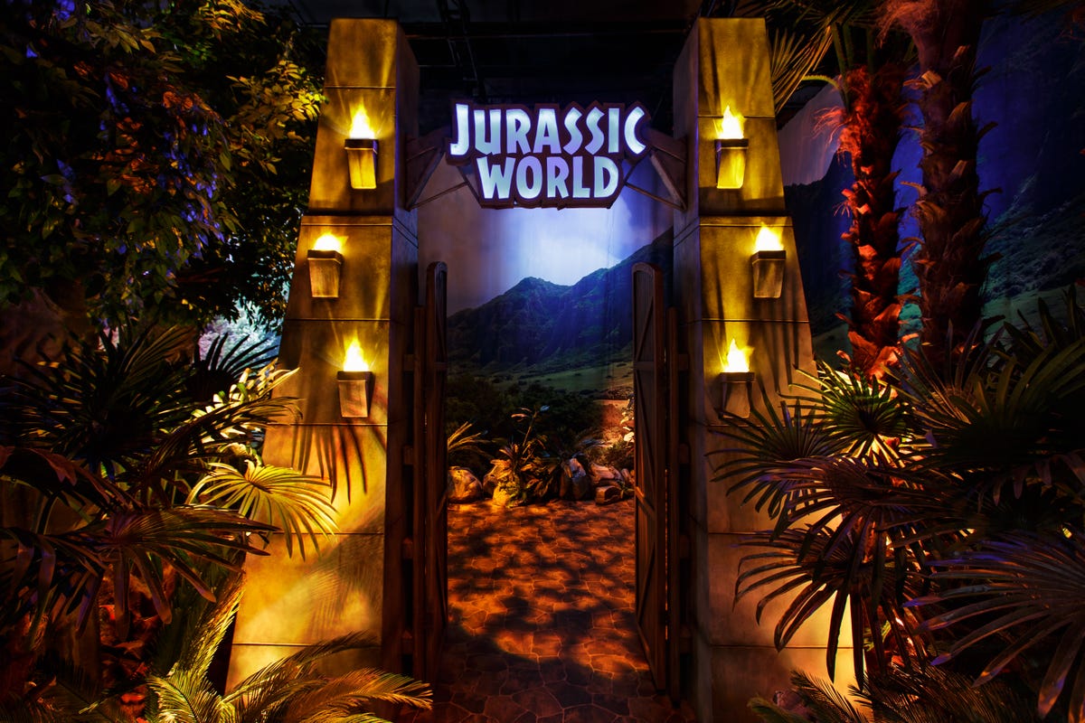jurassic-world-the-exhibition-gate-james-thomas-franklin-institute.jpg