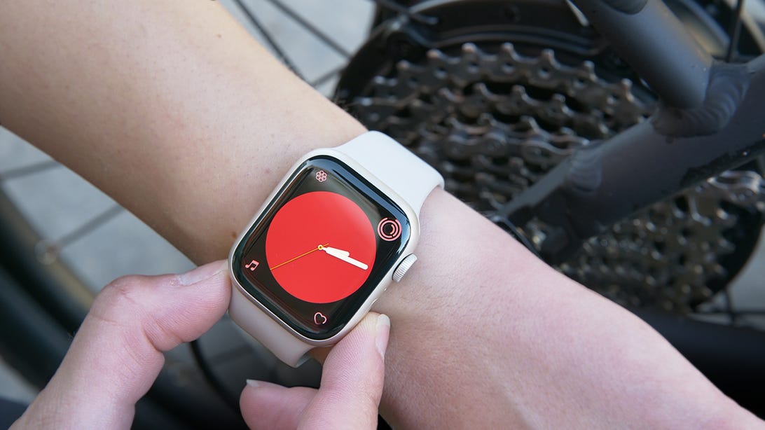 Kırmızı saat kadranı olan Apple Watch