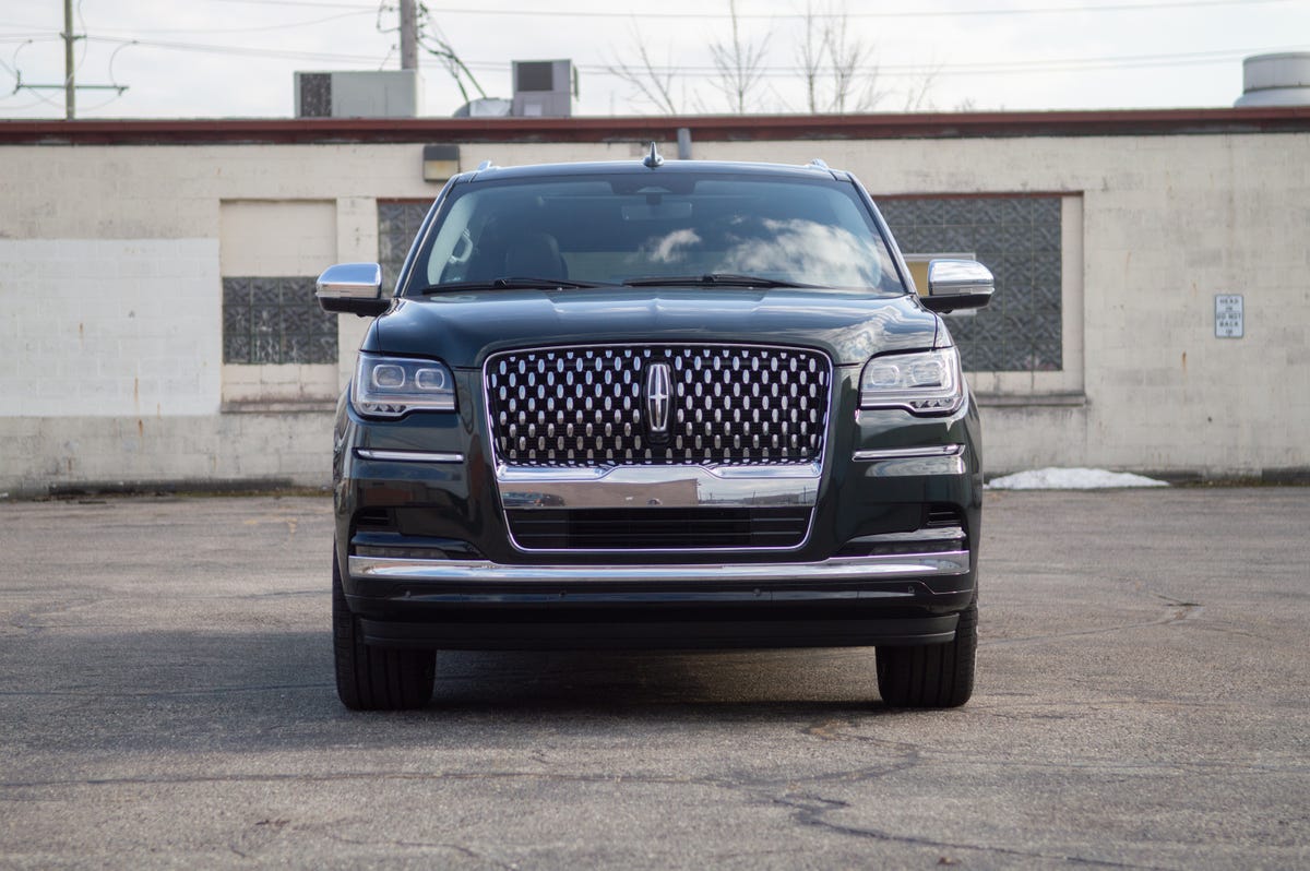 2022 Lincoln Navigator front end from a lower angle