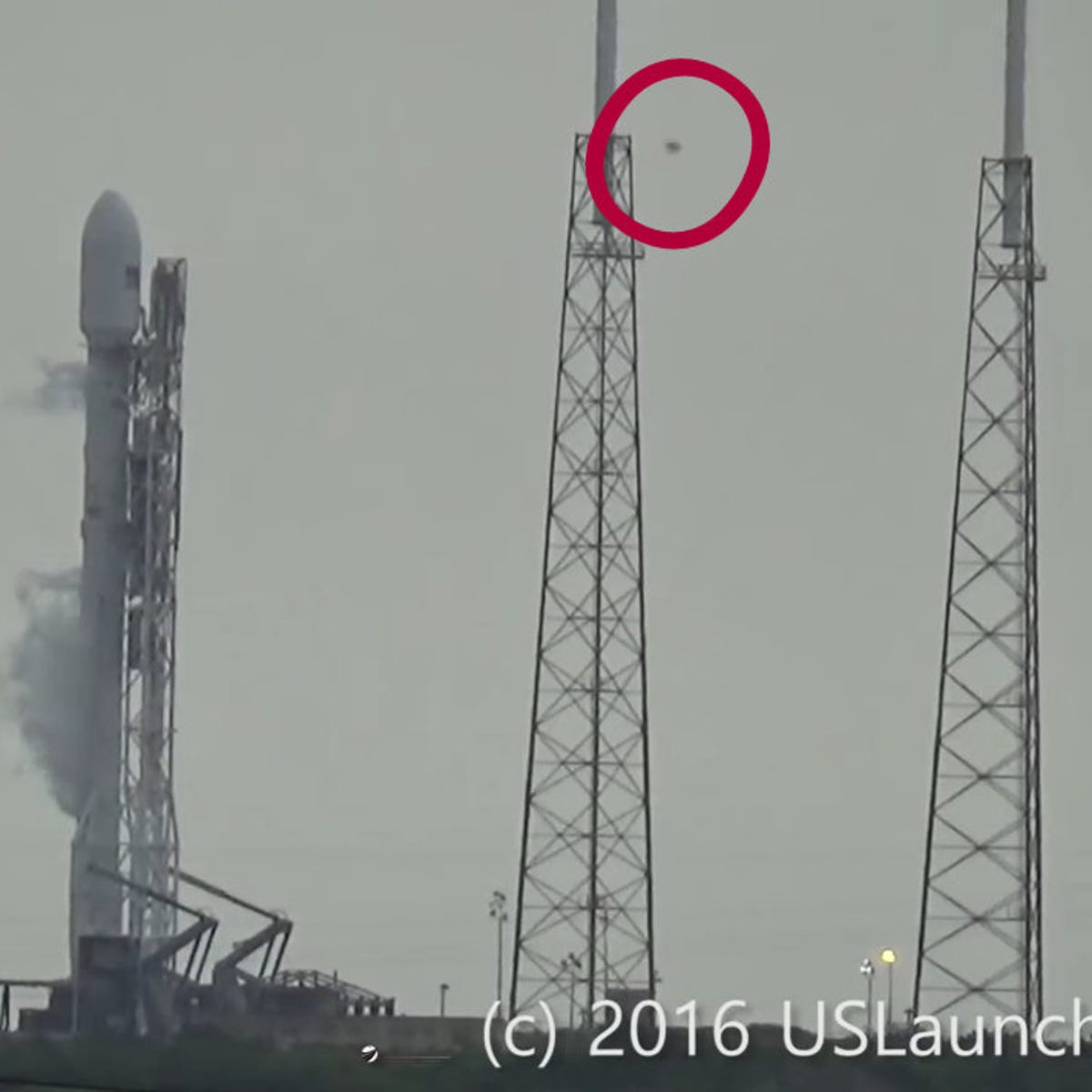 Internet spots UFO in SpaceX explosion footage - CNET