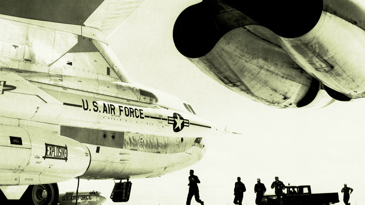 Strategic Air Command B-52 combat crew races to aircraft