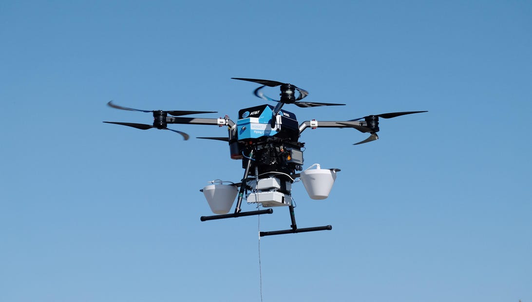 AT&T Flying COW drone con equipo de red 5G volando en el cielo azul