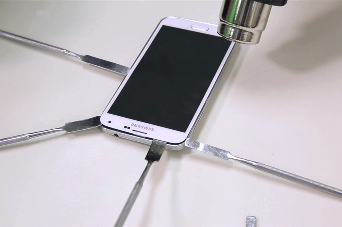 Samsung Galaxy S5 cracking open: Removing the front panel