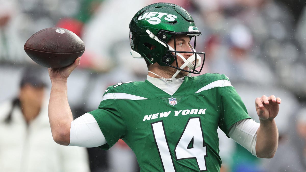 Trevor Siemian of the New York Jets preparing to throw a ball with his right hand.
