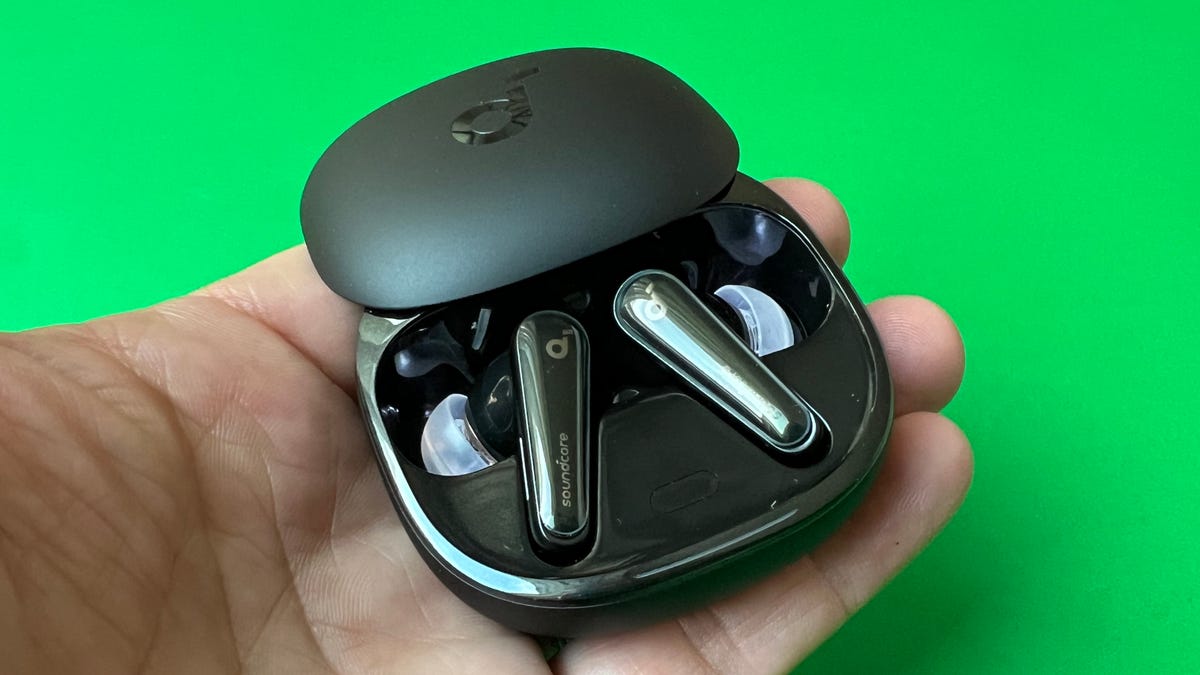 The Soundcore Liberty 4 earbuds in their case