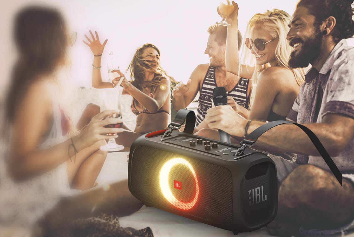 ch-jbl-party-box-on-the-go-backlifestyle-20200601-rt-v1