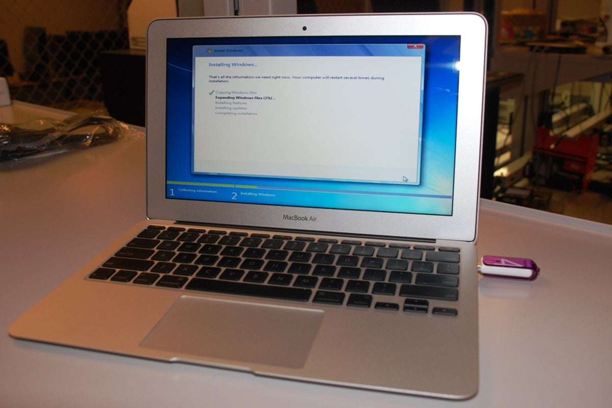 Windows 7 is being installed on a MacBook Air from a USB thumbdrive. Note: it's not necessary to use a pink drive.