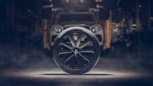 2022-bentley-bentayga-mulliner-carbon-fiber-wheels-112