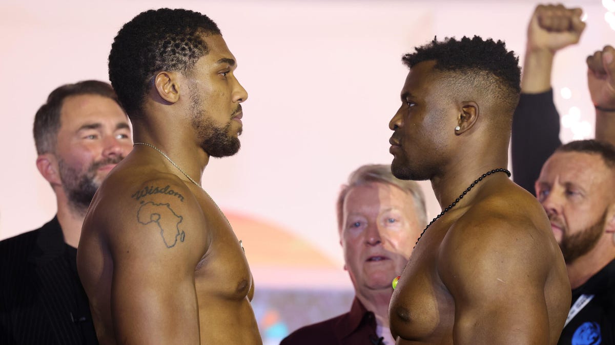 Anthony Joshua (izquierda) y Francis Ngannou (derecha) frente a frente en un pesaje antes de su pelea de marzo de 2024.