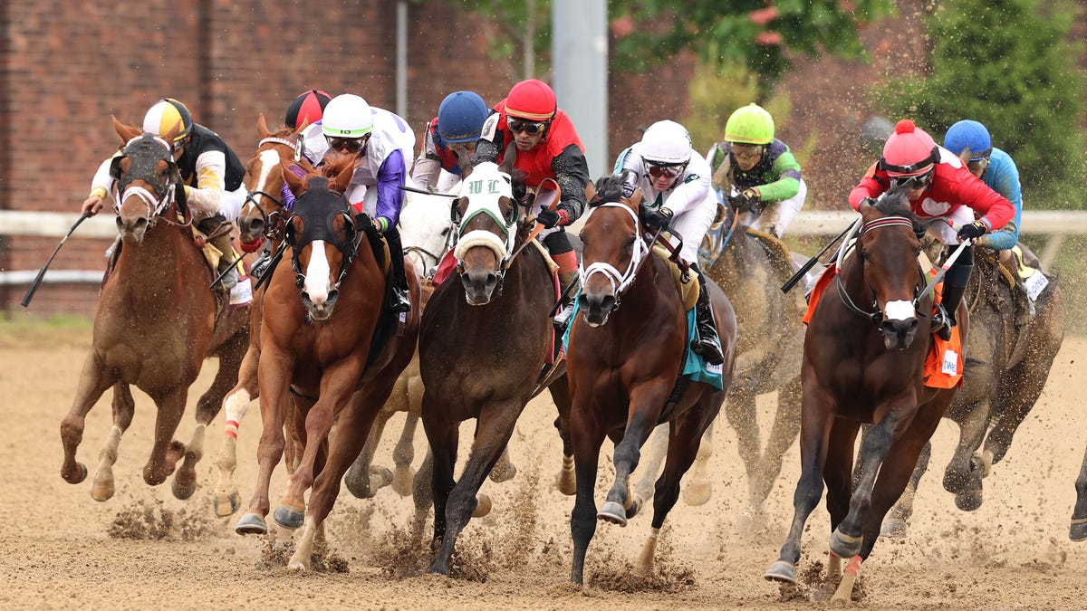 Horses racing in the 2022 Kentucky Derby.