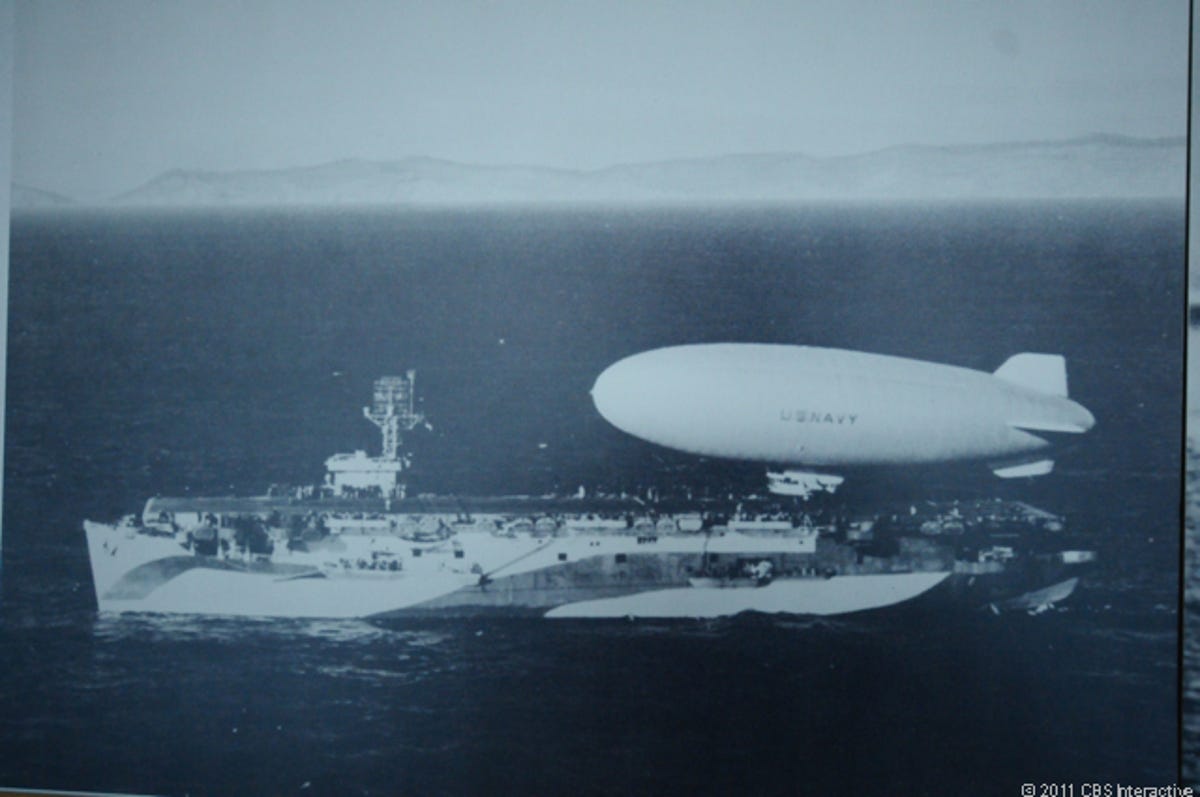 Photo_of_US_Navy_zeppelin_on_ship.jpg