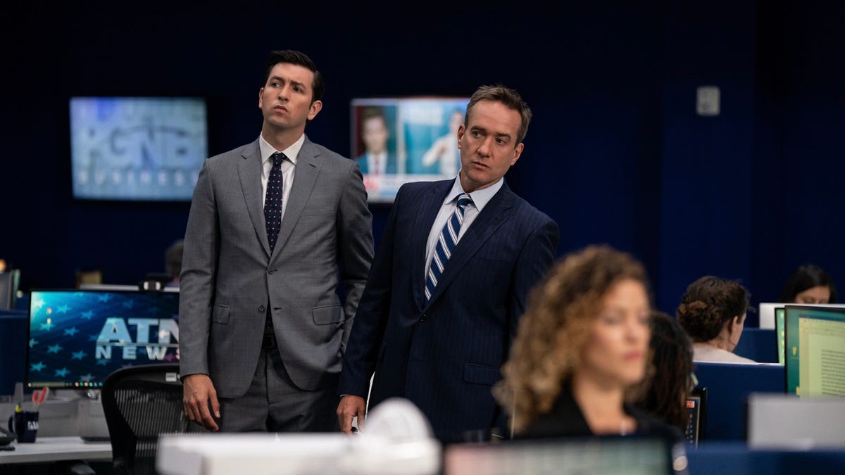Nicholas Braun und Matthew Macfadyen stehen auf einem Bild aus der vierten Staffel von Succession in einer Nachrichtenredaktion.