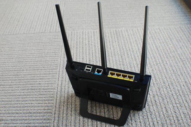 The Asus RT-N66U comes with three detachable antennae and a base for it to also work in the vertical position.