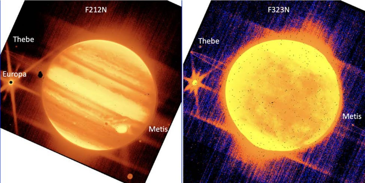 Duas imagens lado a lado do planeta gigante gasoso Júpiter em infravermelho.  Ambos estão ligeiramente inclinados para a direita.  As imagens mostram tons de laranja e amarelo em todo o exterior do planeta e um brilho laranja nebuloso ao seu redor.