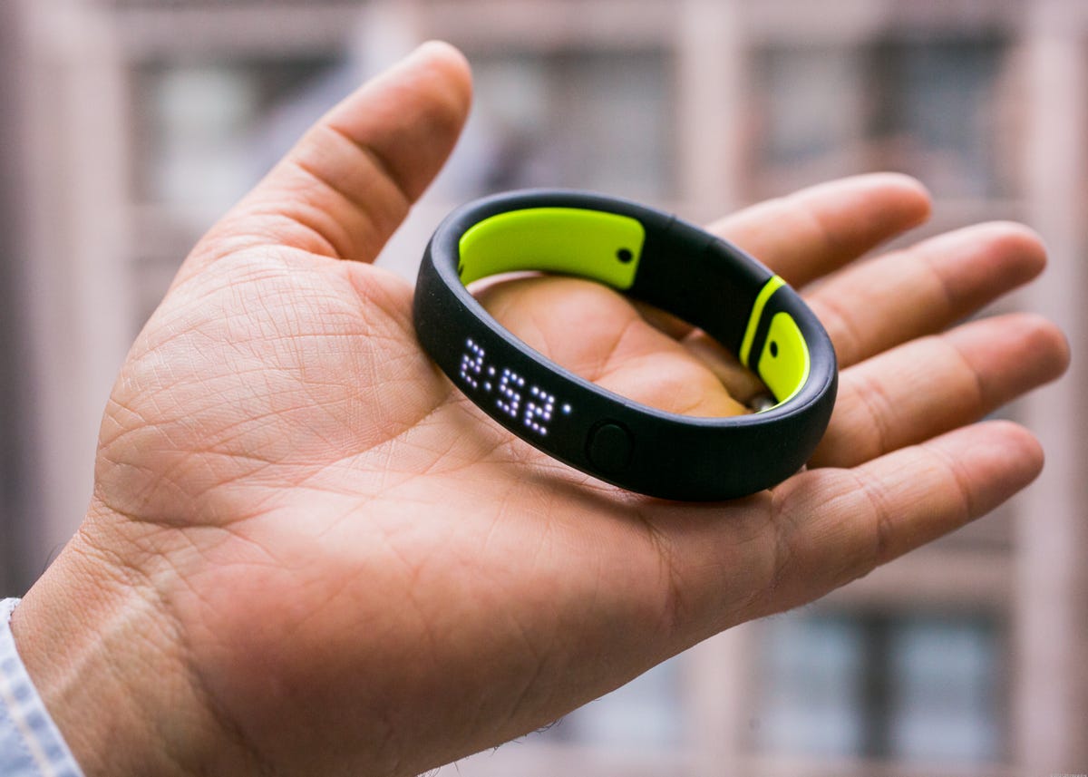blanco como la nieve Perplejo collar Exclusive: Nike fires majority of FuelBand team, will stop making wearable  hardware - CNET