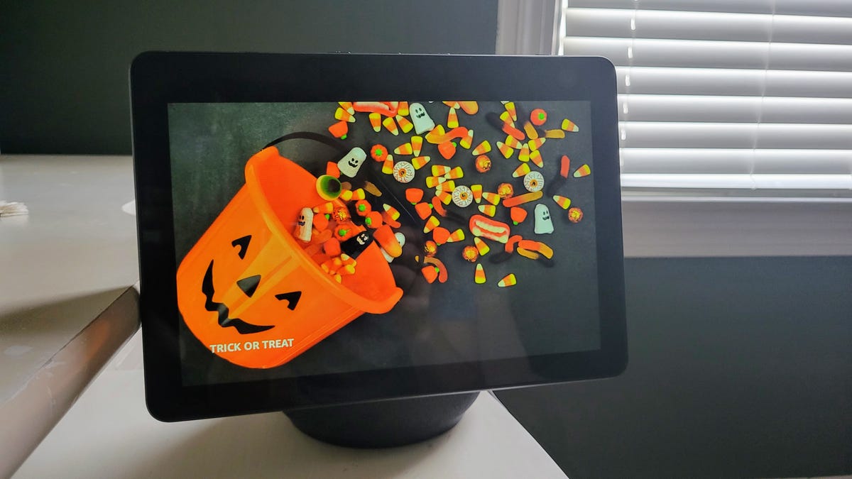 echo show with Halloween images