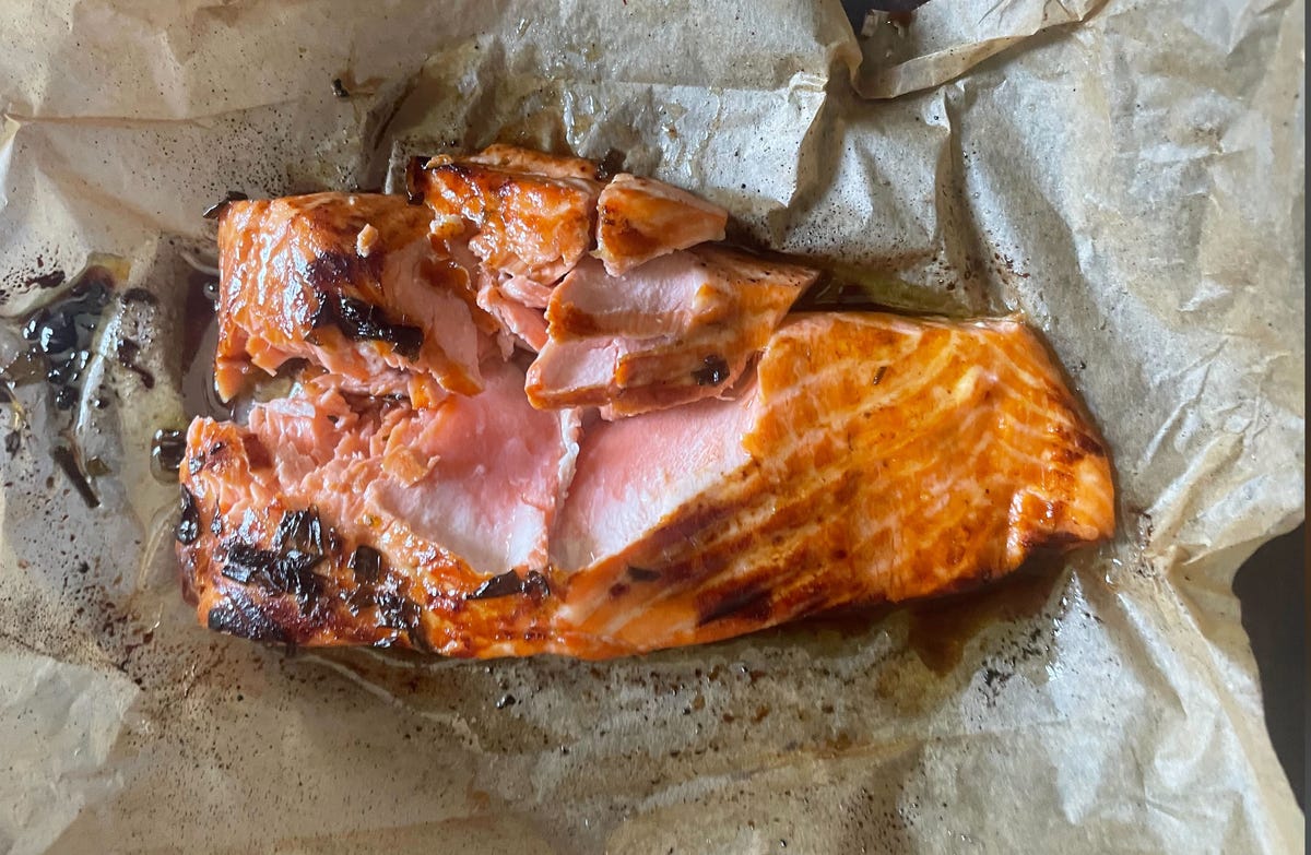 salmón cortado en un centro revelador medio cocido