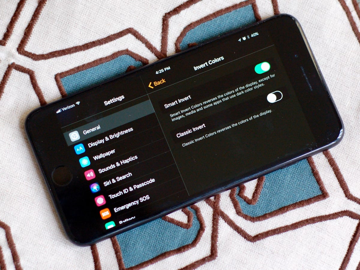 Check out iOS 11's hidden dark mode - CNET