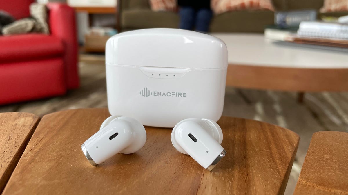 Enacfire E90 earbuds on a table