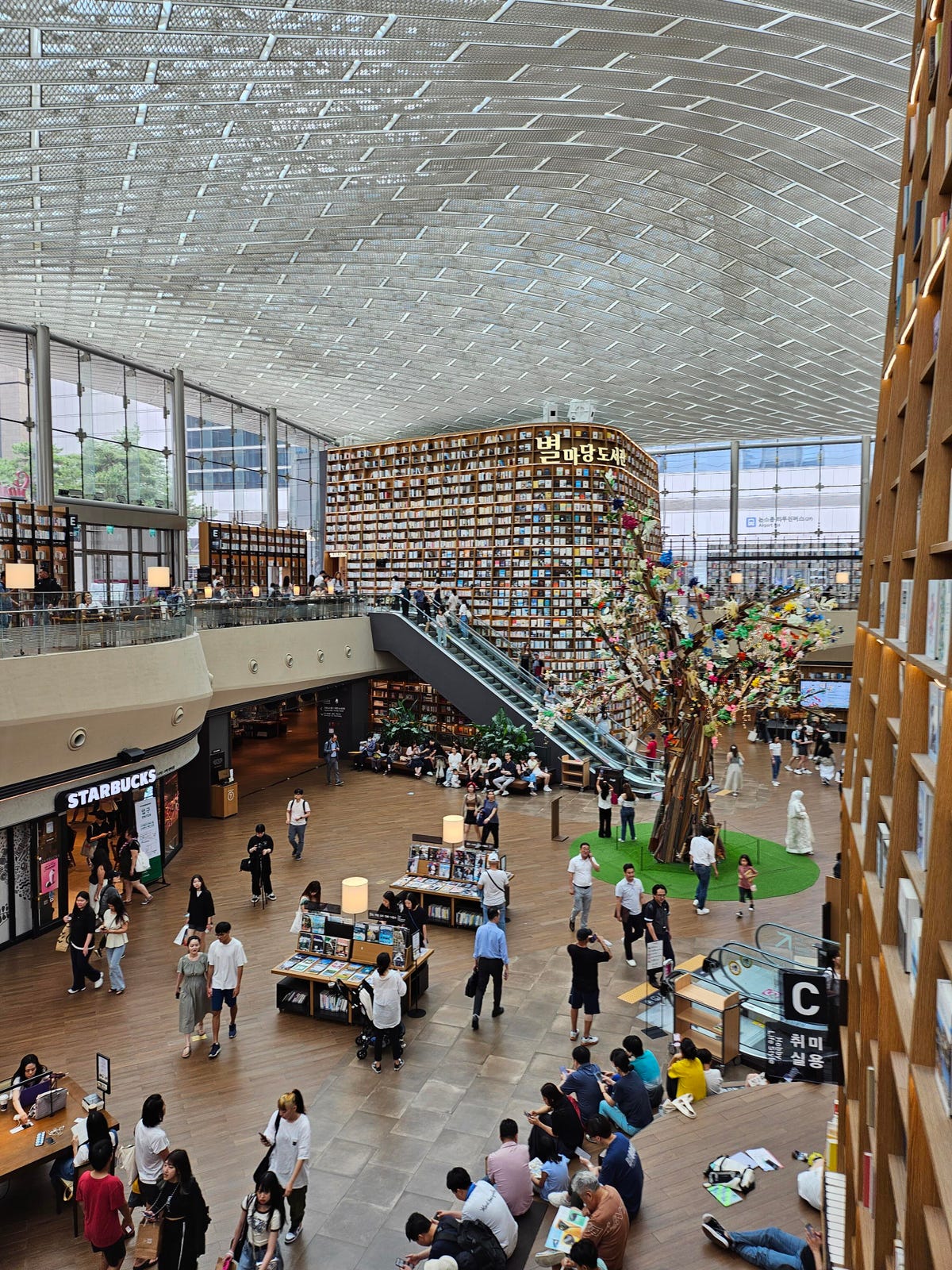 A photo of the Starfield Library in the Coex Center's Starfield Mall.