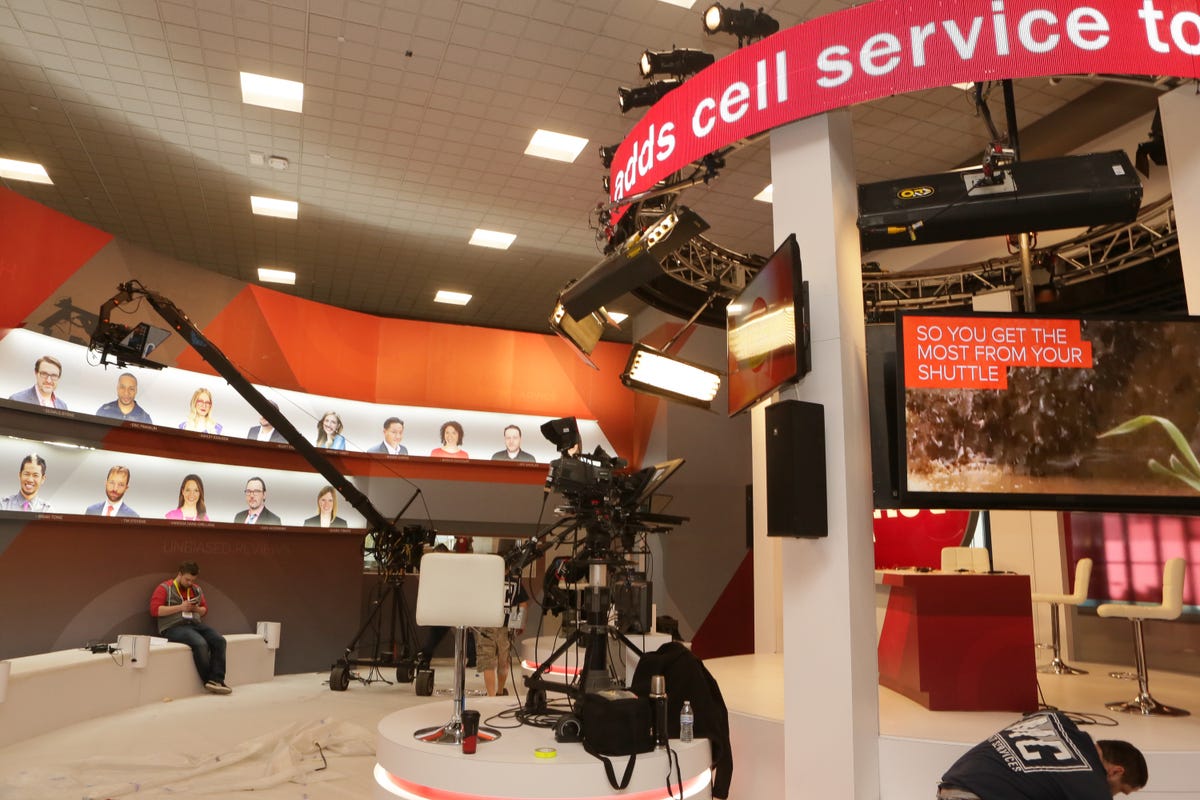 ces-2016-south-and-central-hall-preshow-002.jpg