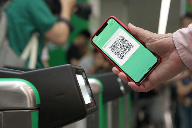 Pony Ma Pays Metro Fares Via WeChat Payment In Shenzhen