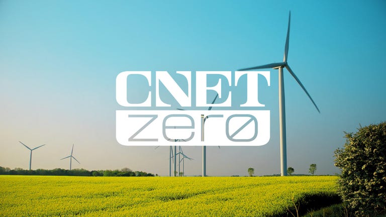 Turbinas eólicas en el campo verde con el logo de CNET ZERO