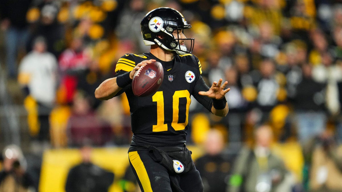 Mitch Trubisky of the Pittsburgh Steelers, preparing to throw the ball with his right hand.