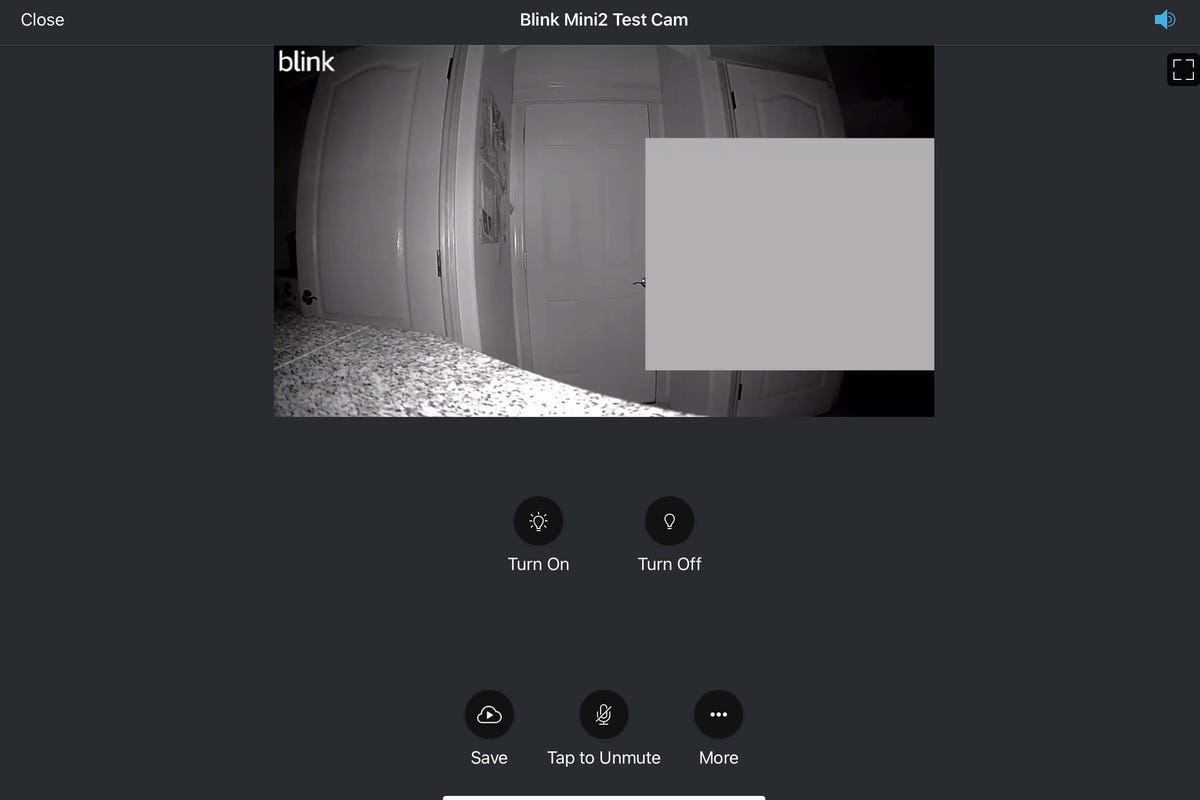 La cámara Blink Mini 2 muestra una puerta con visión nocturna.