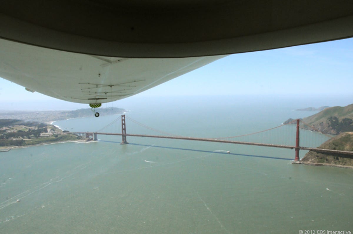 Golden_Gate_Bridge_and_Airship_tail.jpg
