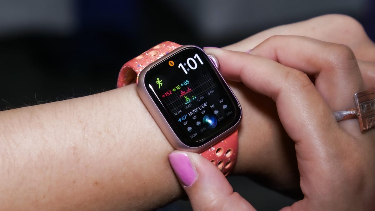 An Apple Watch with Siri activated on someone's wrist