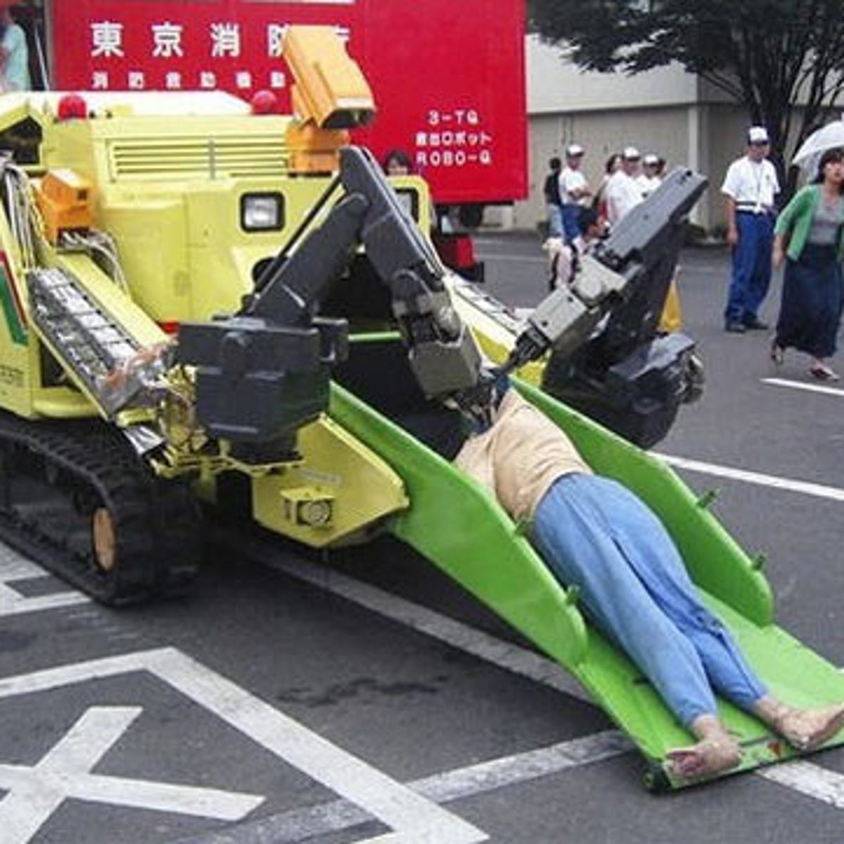Робот спасатель будущего. Робот спасатель. Роботы для спасения. Пожарный робот. Спасательные роботы в Японии.