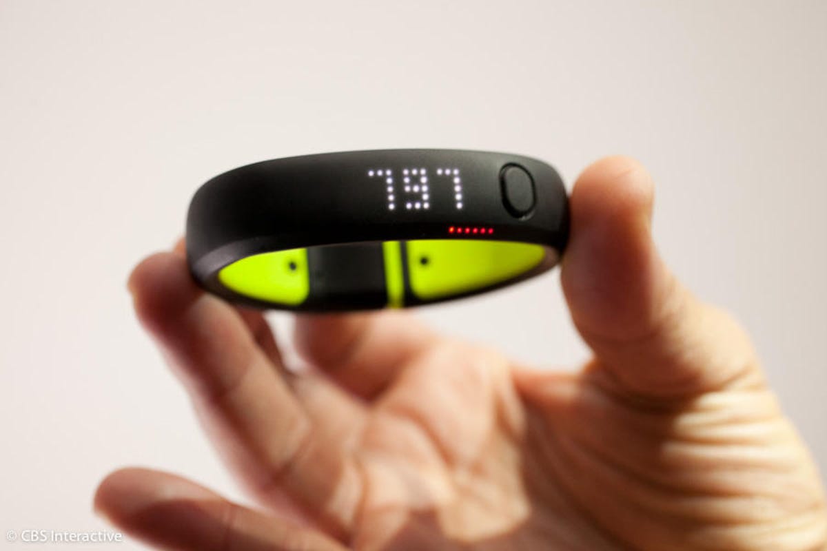002NIke_Fuelband_35829199_productHANDS_900x600.jpg