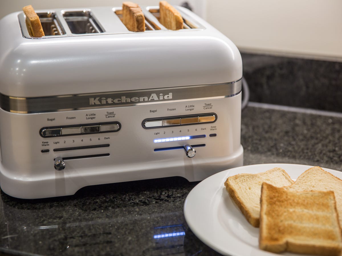 Hjælp Elskede kolbøtte KitchenAid Pro Line 4-Slice Toaster review: Don't get burned by KitchenAid's  $500 toaster - CNET