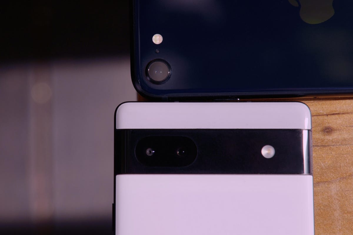 De iPhone SE naast een Pixel 6A