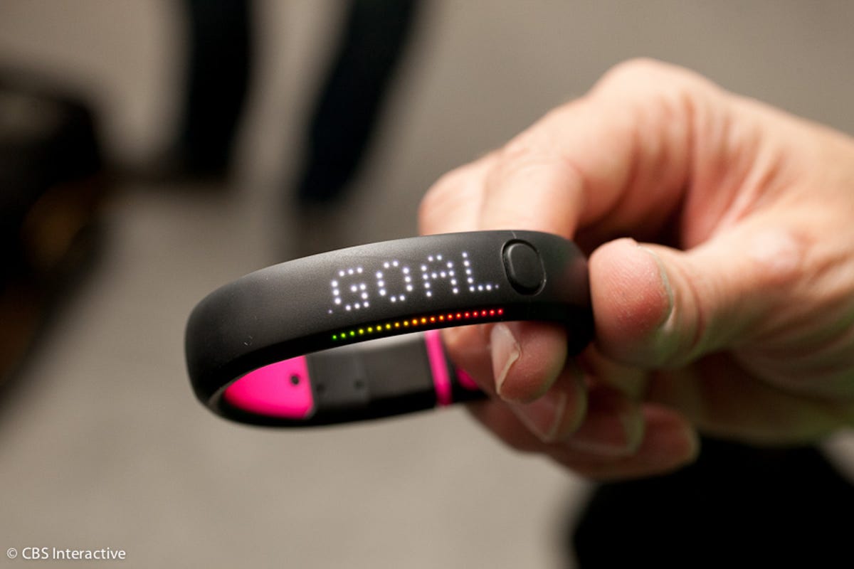 008NIke_Fuelband_35829199_productHANDS.jpg