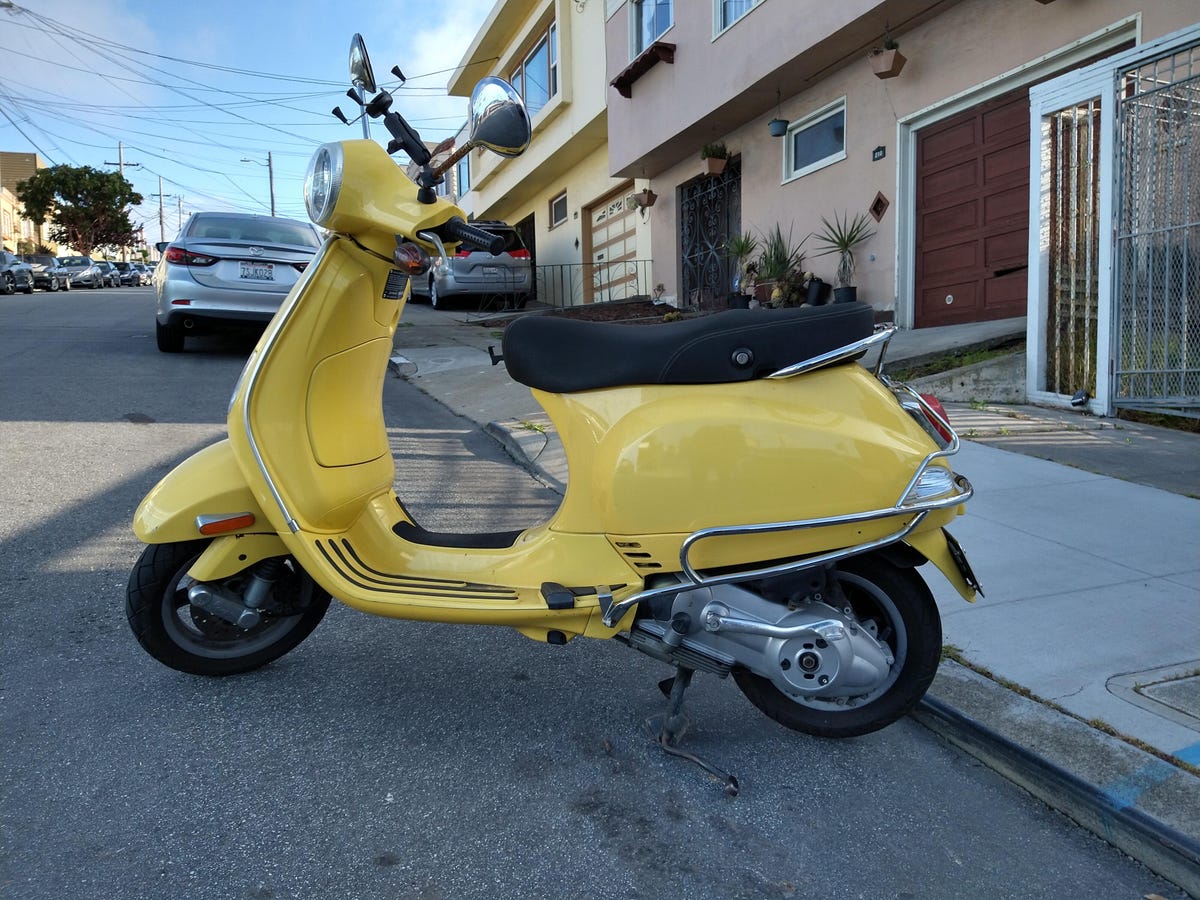 yellow-scooter-moto-g-stylus