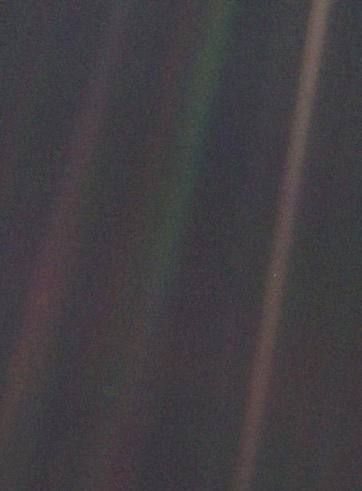 narrow-angle_color_image_of_the_Earth_taken_by_Voyager_1.jpg