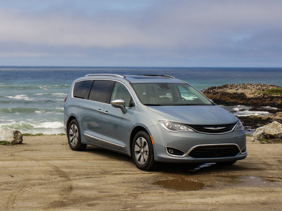 2017 Chrysler Pacifica Hybrid Review First Minivan Wins On Fuel Economy Cnet