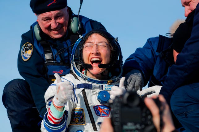 L'astronauta Christina Koch viene assistita fuori dalla sua navicella spaziale poco dopo l'atterraggio nel remoto Kazakistan nel febbraio 2020.