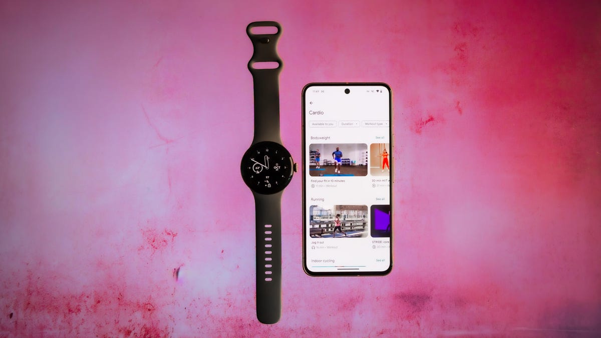 Google Pixel Watch 2 y Google Pixel 8 con la aplicación de Fitbit