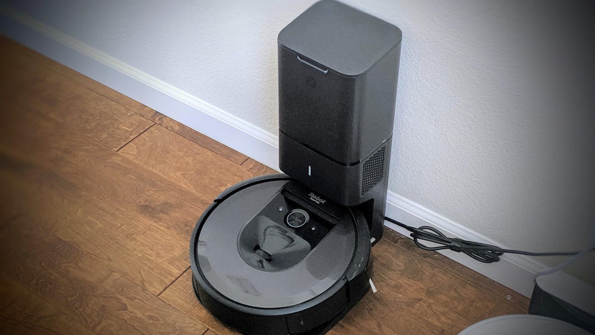 Monopol Optage bh Get iRobot's Roomba i7 Plus self-emptying robot vacuum for $699 - CNET