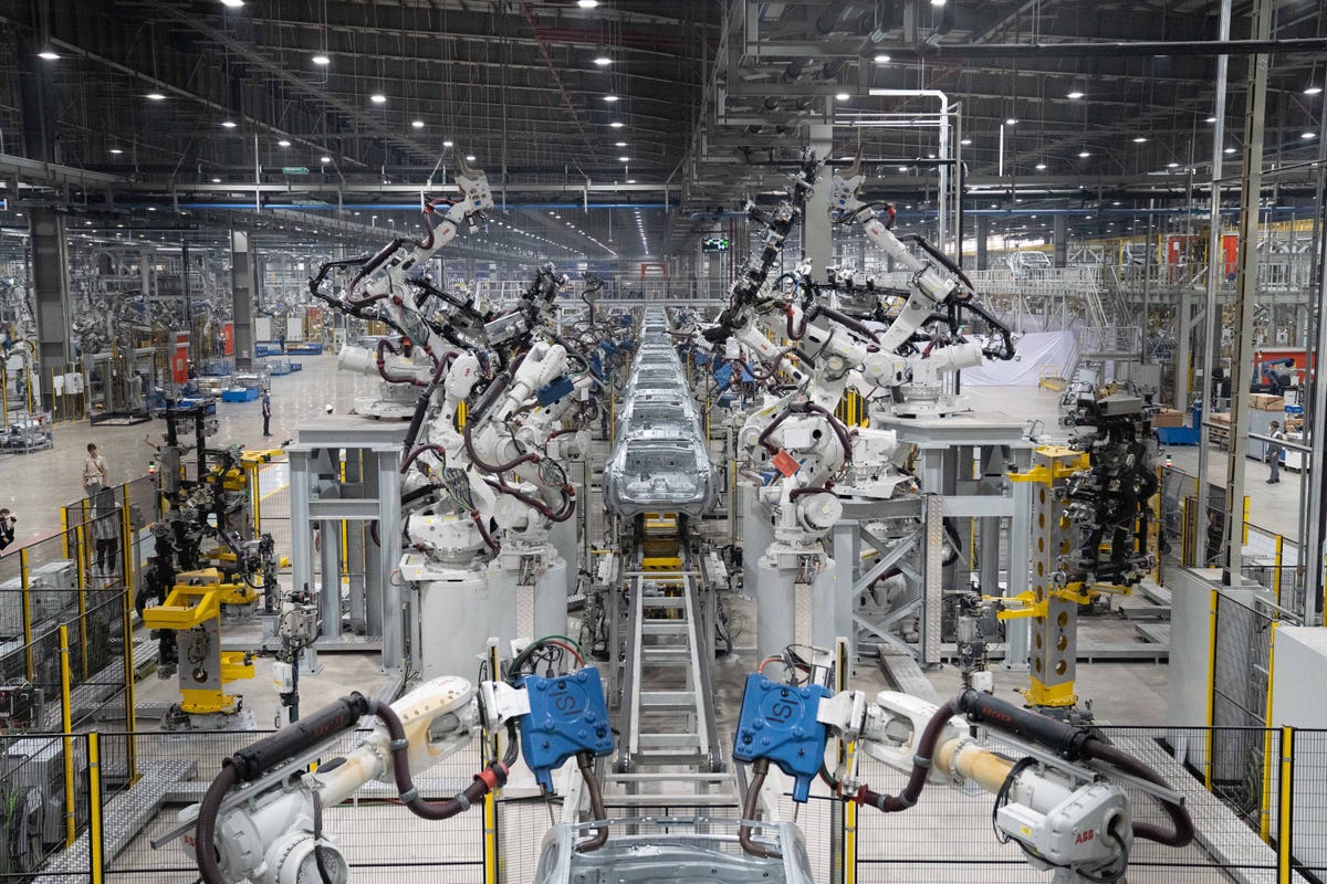 Vinfast fabrikası - robotlar, montaj hattı