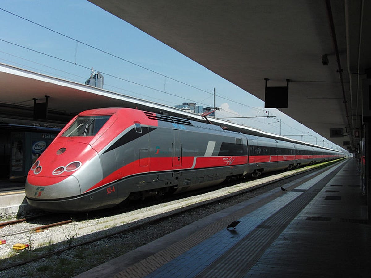 800px-Naples,_Central_station,_gorgeous_long-distance_train.jpg