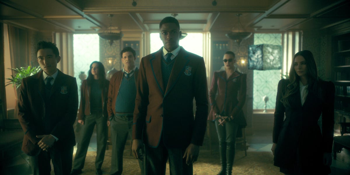 (L to R) Justin H. Min as Ben Hargreeves, Cazzie David as Jayme, Jake Epstein as Alphonso, Justin Cornwell as Marcus, Britne Oldford as Fei, Genesis Rodriguez as Sloane in episode 301 of The Umbrella Academy
