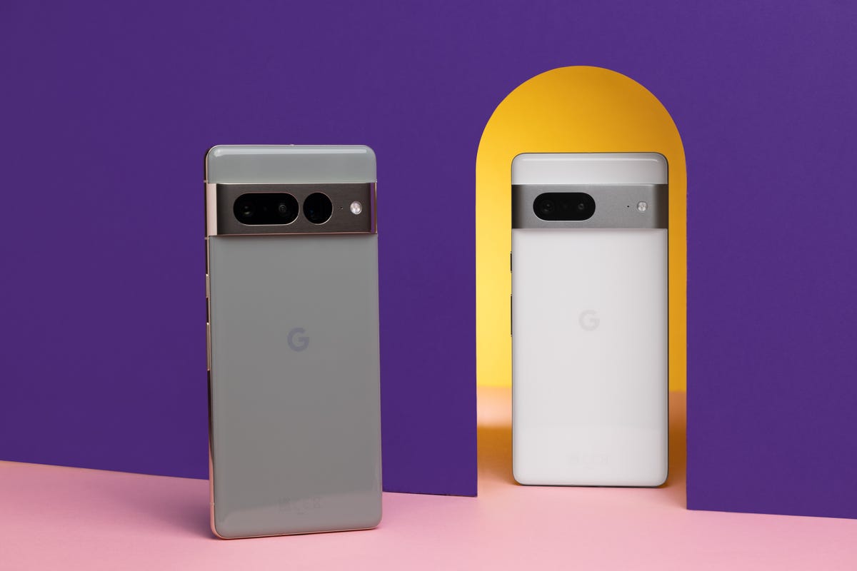 The Pixel 7 Pro (left) and Pixel 7 (right)