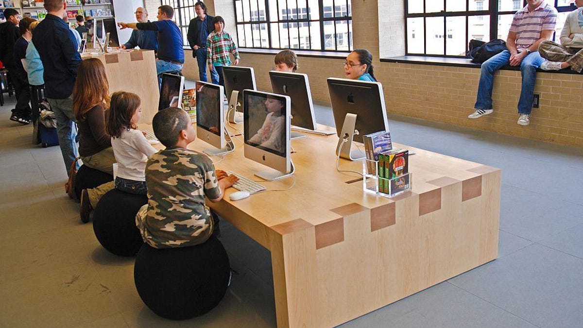 USA - New York City: children at the Apple Retail Store at Fifth Avenue