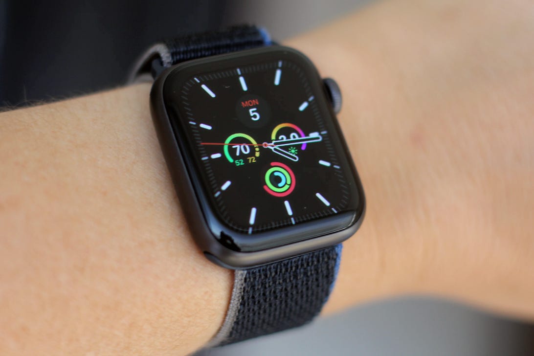 Apple Watch SE nosia na zápästí