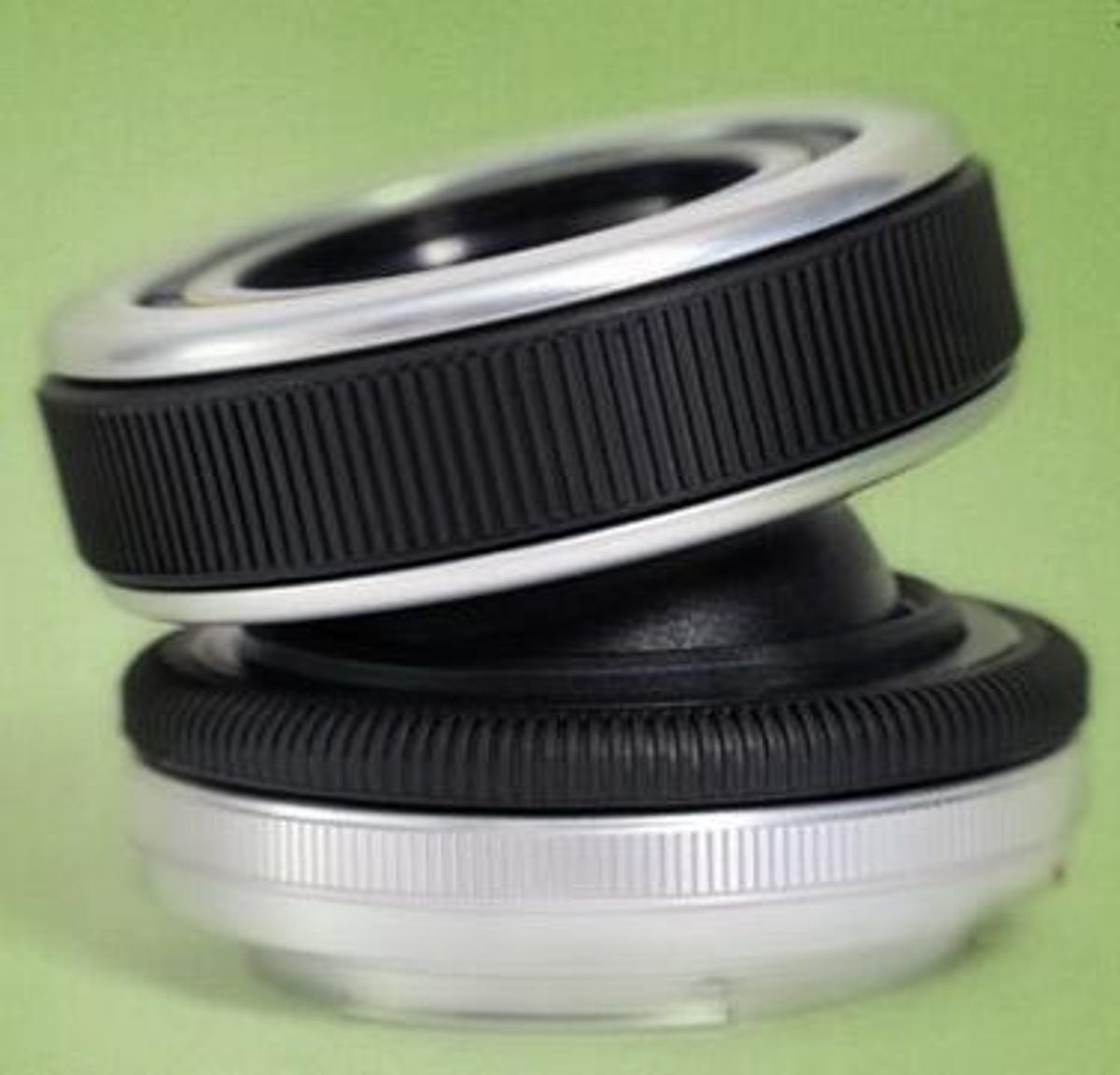 The Lensbaby Composer has a traditional focusing ring.