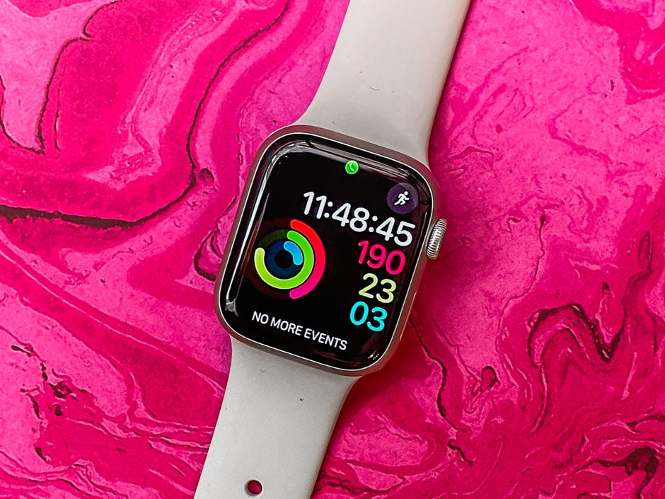 L'Apple Watch Series 7 montre un tracker d'activité et des anneaux de mouvement